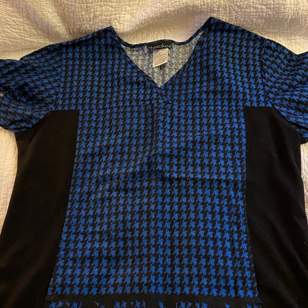 Cherokee scrub top